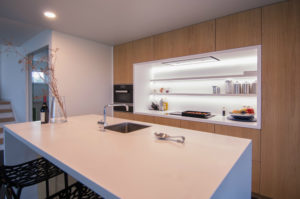 interieurbouw noteboom - keuken met eiland - wit en eiken fronten